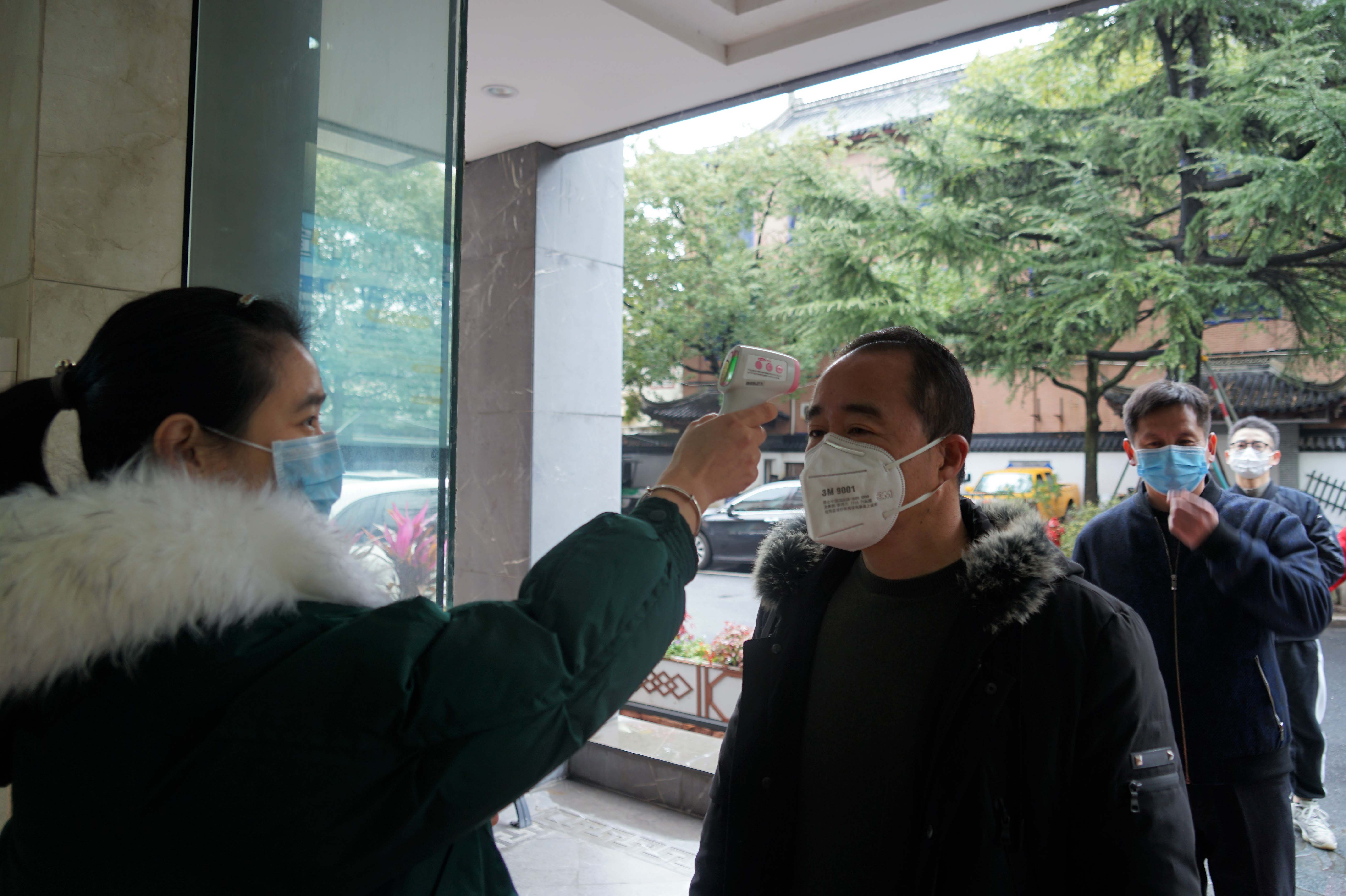 5e5efd72ae65e.jpg 測量(liang)體(ti)溫.jpg