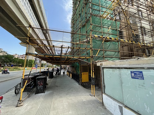 615404bc98ecb.jpg 防護棚未(wei)及時(shi)懸(xuan)掛安(an)全警(jing)示牌(pai).jpg